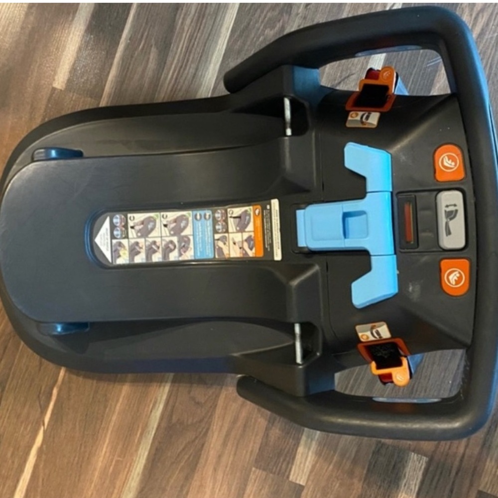 UPPAbaby Mesa Infant Car Seat in Black and Gray